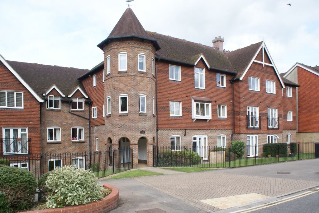 1 bed flat for sale in Ockford Road, Godalming GU7, £225,000