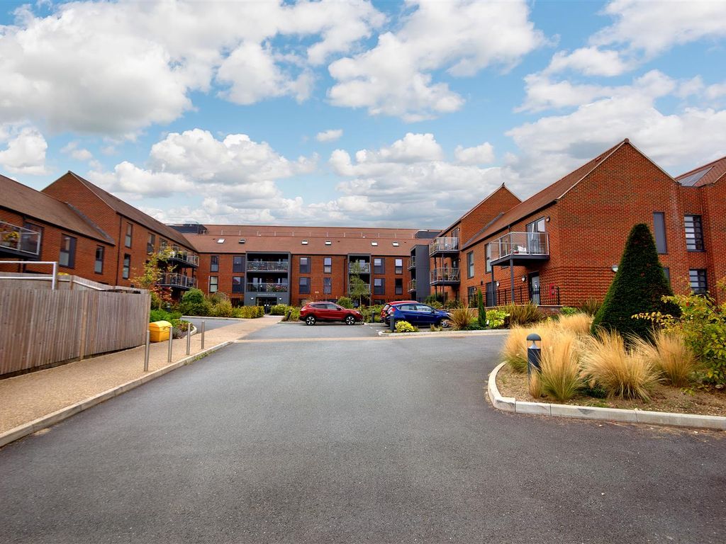 1 bed flat for sale in Wayfarer Place, The Dean, Alresford SO24, £310,000