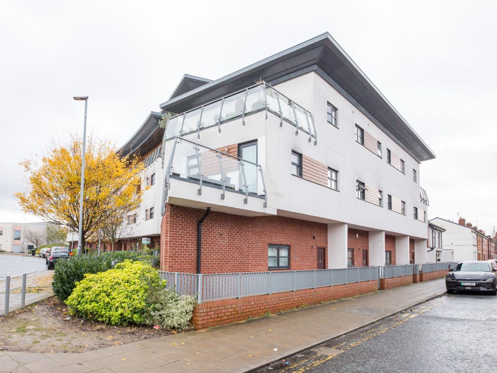 1 bed flat for sale in Blue Moon Way, Manchester M14, £130,000