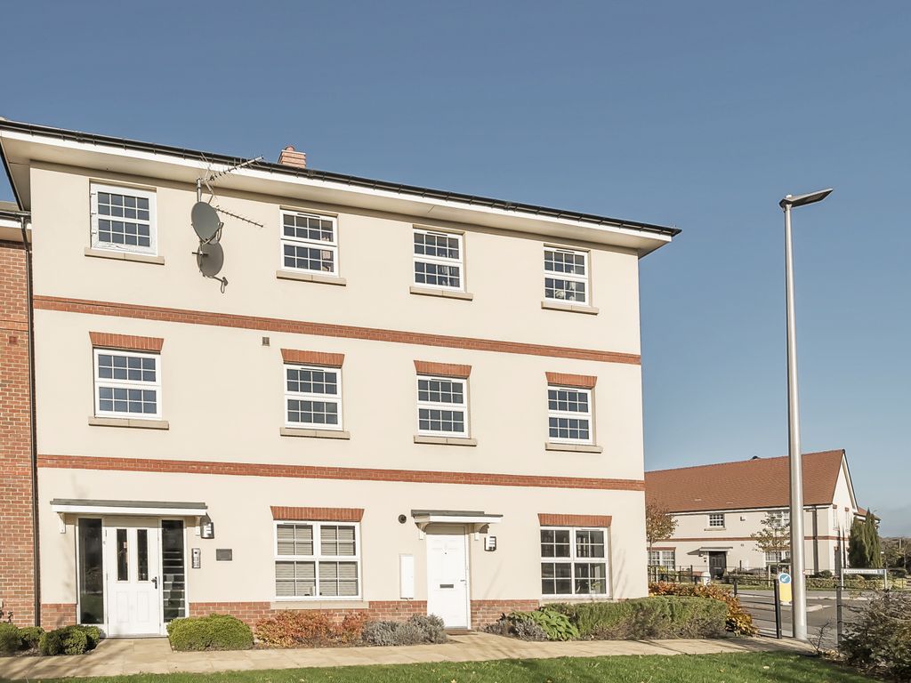 2 bed flat for sale in Hayes Drive, Three Mile Cross, Reading, Berkshire RG7, £250,000