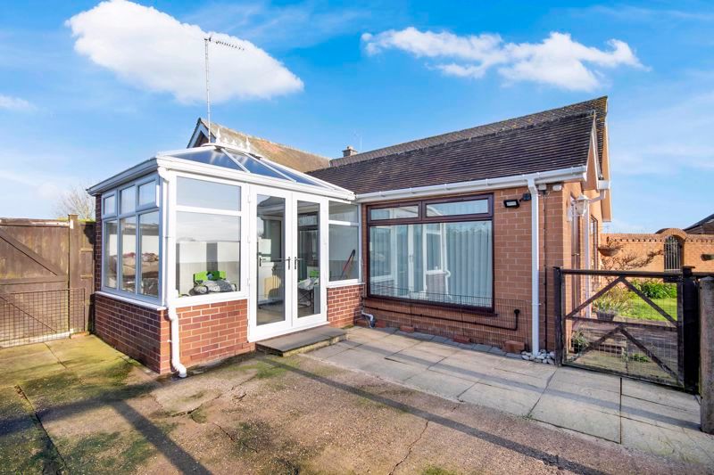2 bed detached bungalow for sale in Lincoln Road, East Markham, Newark NG22, £550,000