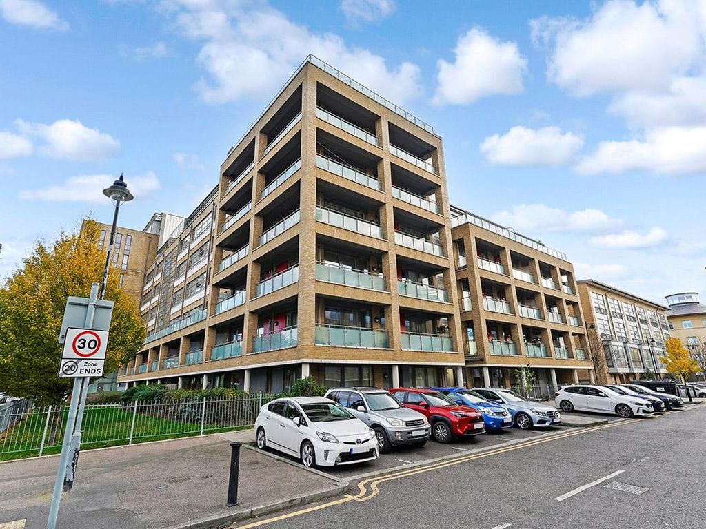 3 bed flat for sale in Beaumont Road, London E10, £450,000