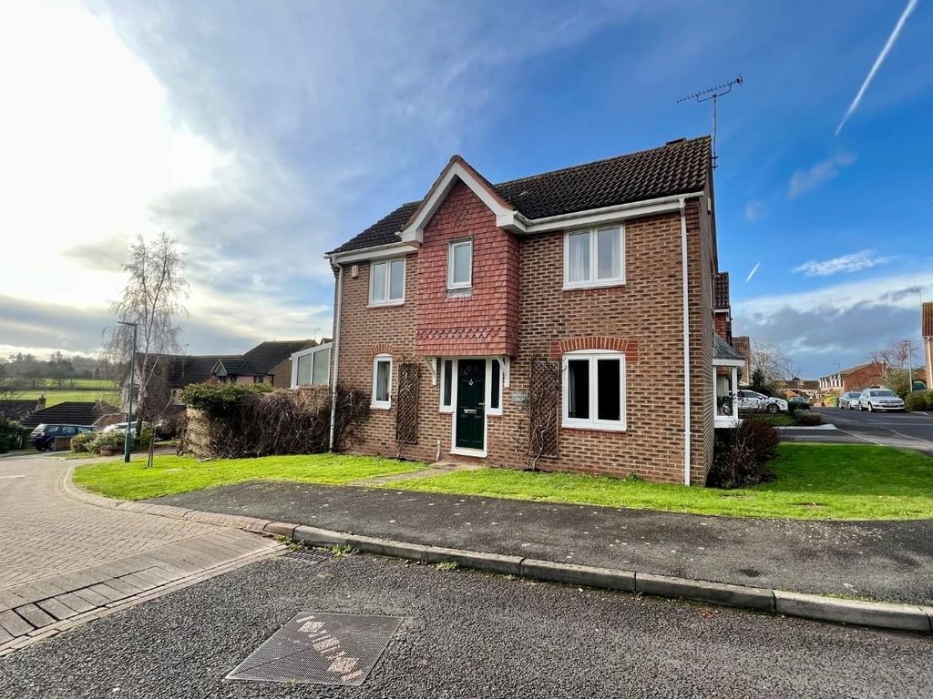 3 bed detached house for sale in Lantern Close, Berkeley GL13, £375,000