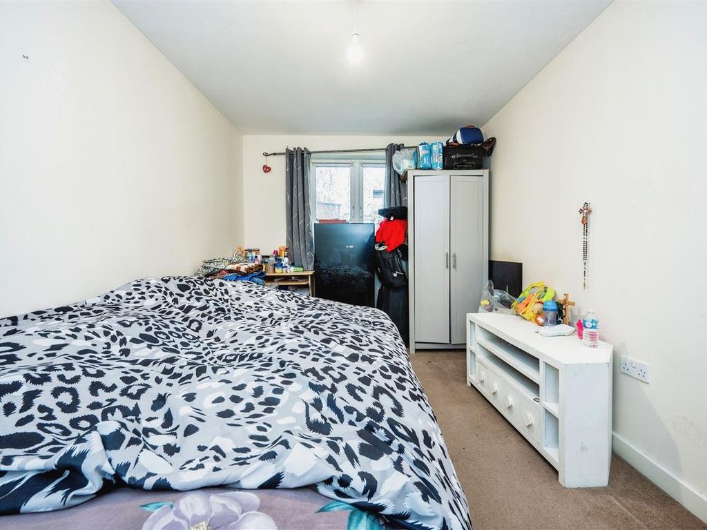 2 bed flat for sale in The Parklands Court, Dunstable, Dunstable LU5, £195,000