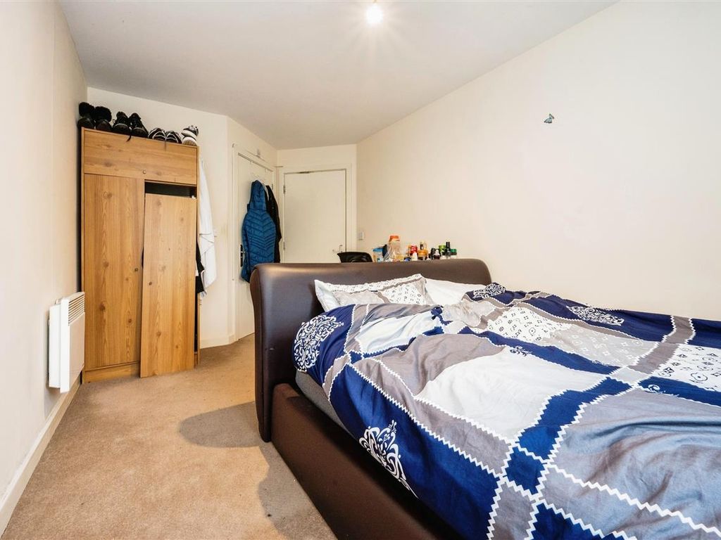 2 bed flat for sale in The Parklands Court, Dunstable, Dunstable LU5, £195,000