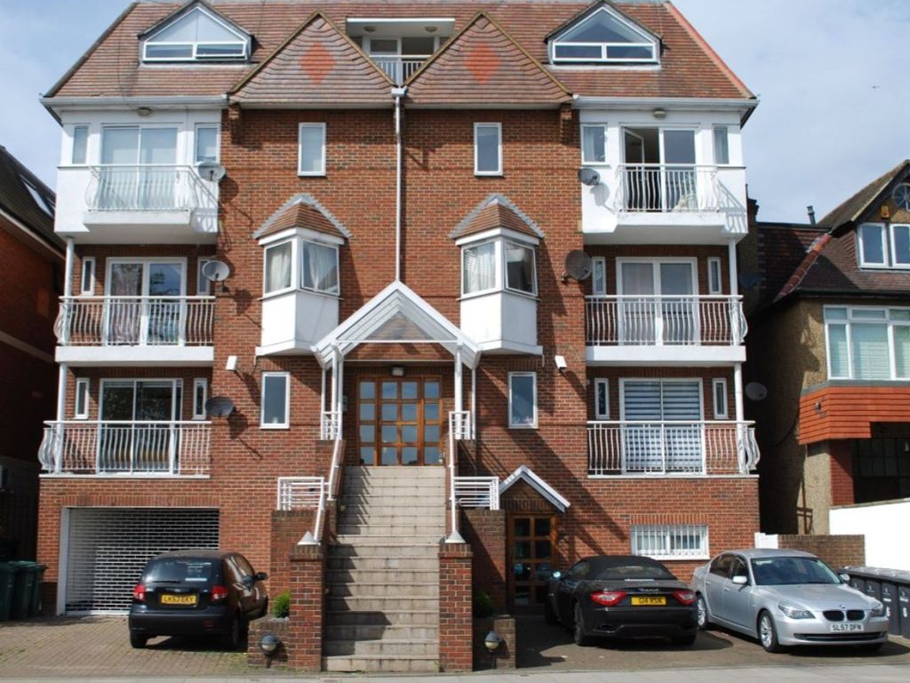3 bed flat to rent in Highview House, 6 Queens Road, London, Greater London NW4, £3,500 pcm