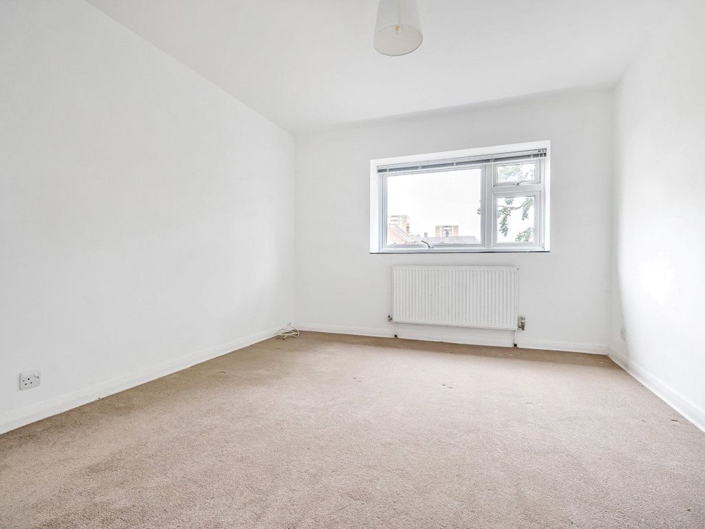 2 bed flat for sale in Guildford, Surrey GU2, £325,000