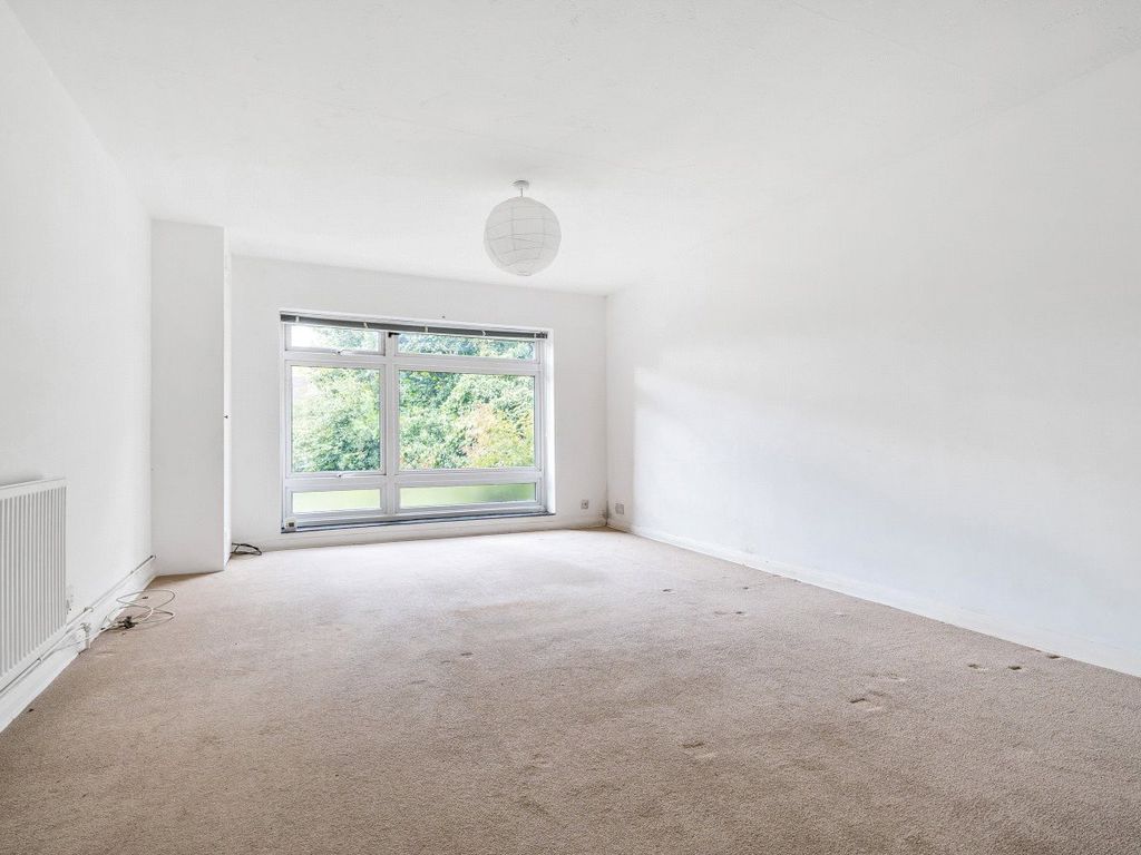 2 bed flat for sale in Guildford, Surrey GU2, £325,000