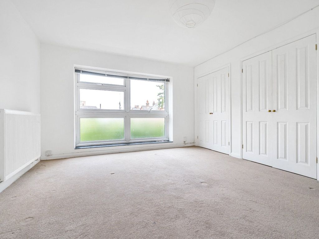 2 bed flat for sale in Guildford, Surrey GU2, £325,000