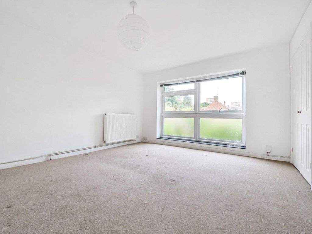 2 bed flat for sale in Guildford, Surrey GU2, £325,000