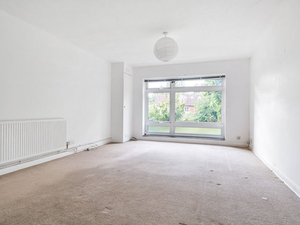 2 bed flat for sale in Guildford, Surrey GU2, £325,000