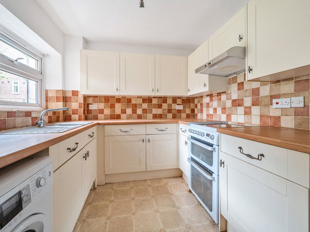 2 bed flat for sale in Guildford, Surrey GU2, £325,000