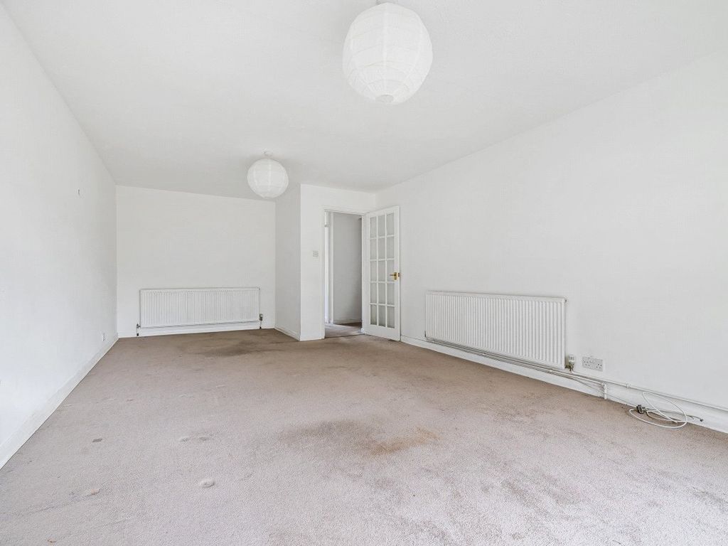 2 bed flat for sale in Guildford, Surrey GU2, £325,000