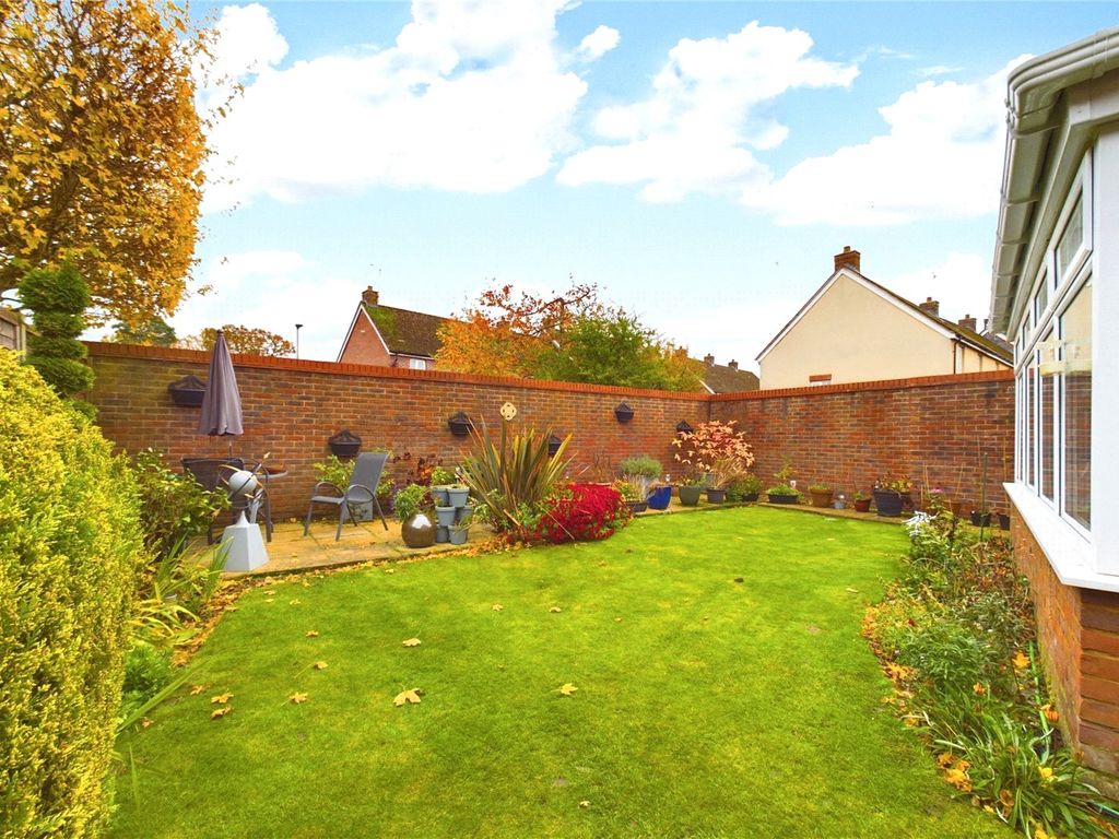 4 bed detached house to rent in Acorn Gardens, Burghfield Common, Reading RG7, £2,100 pcm