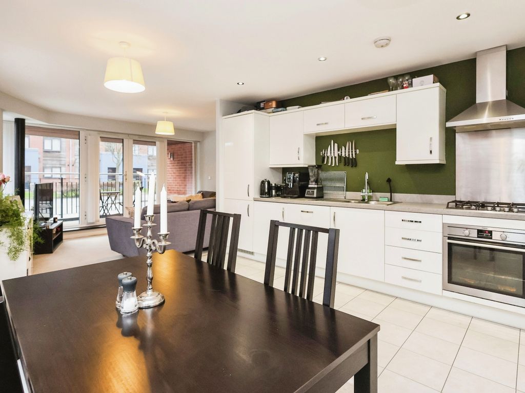 2 bed flat for sale in Crossley Road, Worcester, Worcestershire WR5, £180,000