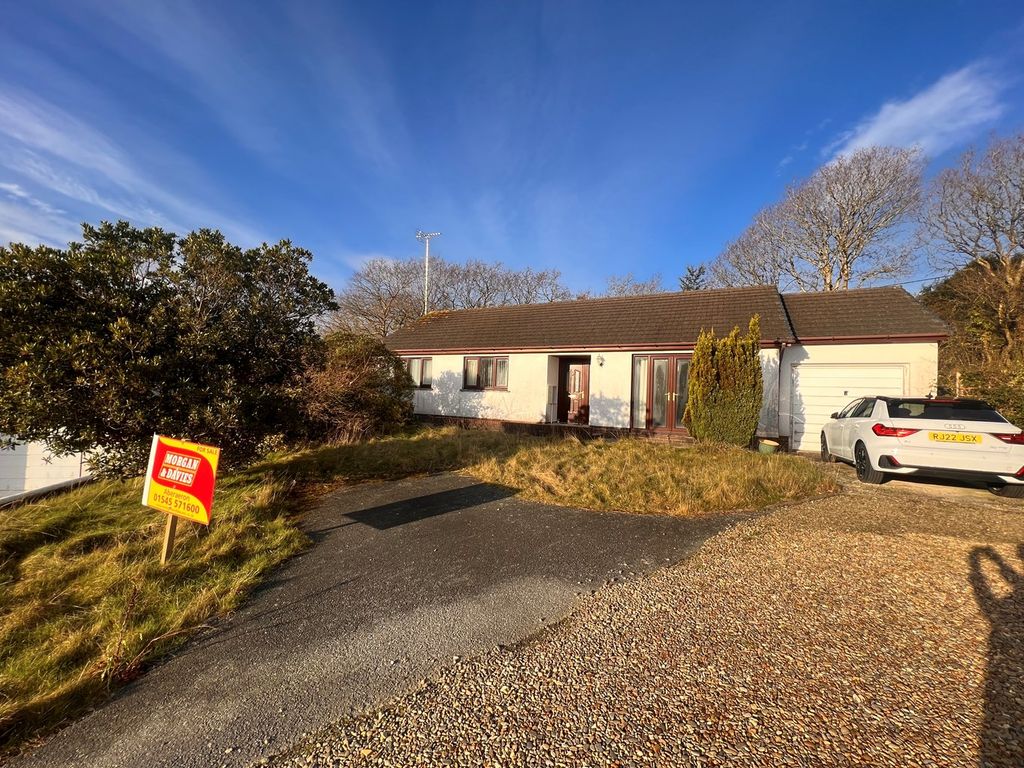 3 bed bungalow for sale in Maes Dafydd, Llanarth SA47, £240,000