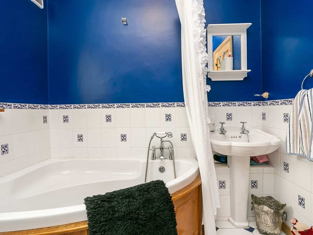 2 bed flat for sale in Glendevon Avenue, Murrayfield, Edinburgh EH12, £305,000