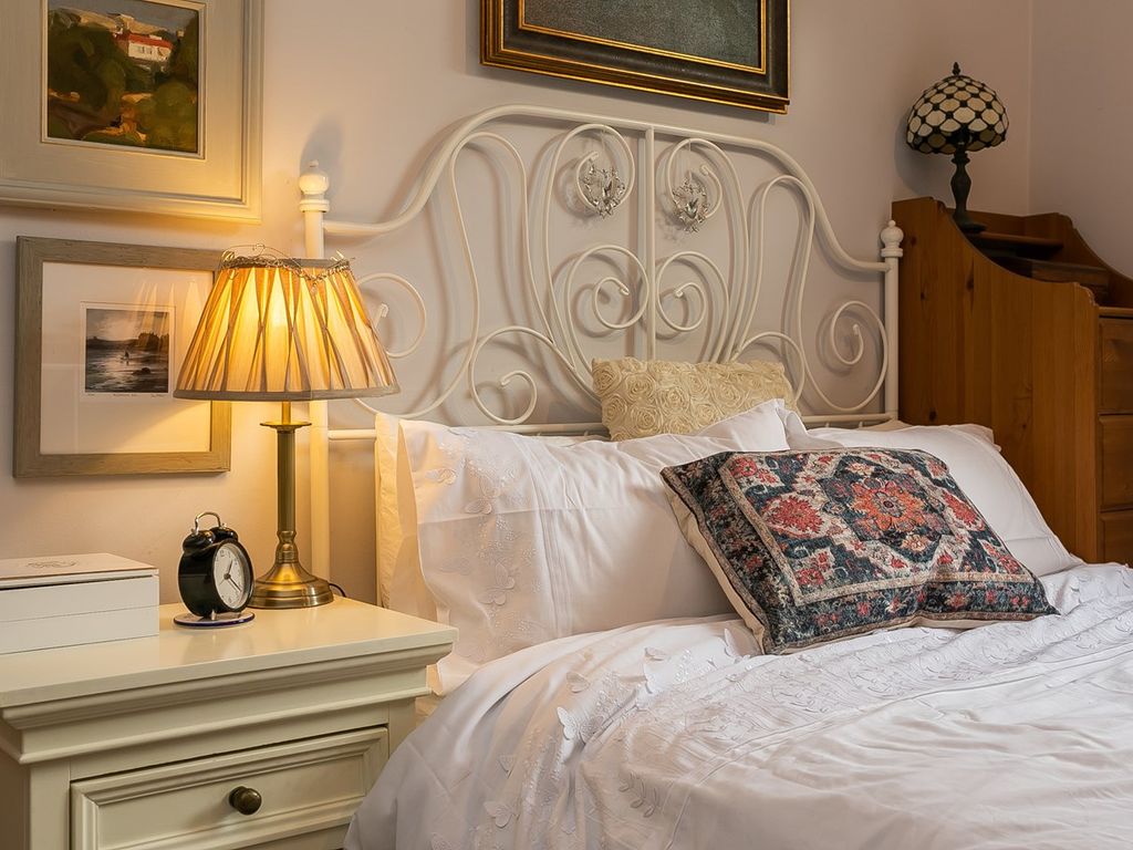 2 bed flat for sale in Glendevon Avenue, Murrayfield, Edinburgh EH12, £305,000