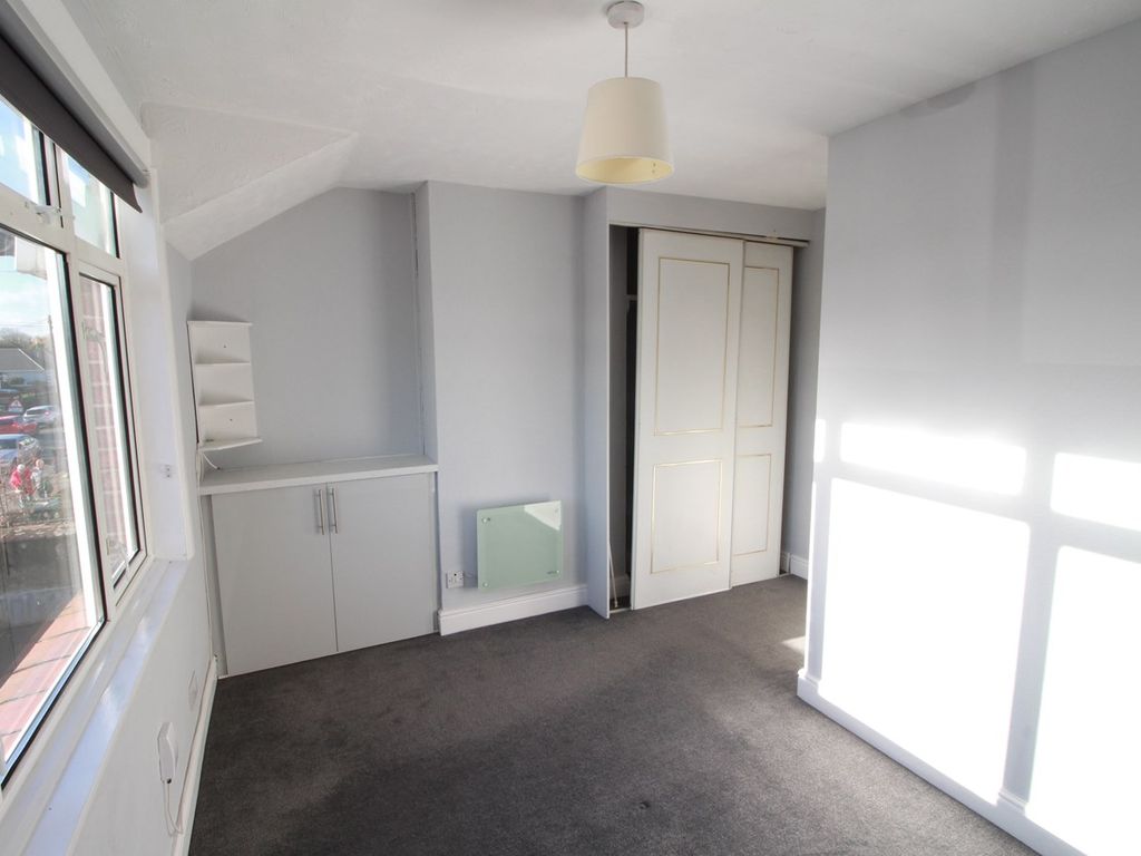 1 bed flat for sale in Feltham Road, Ashford TW15, £179,950