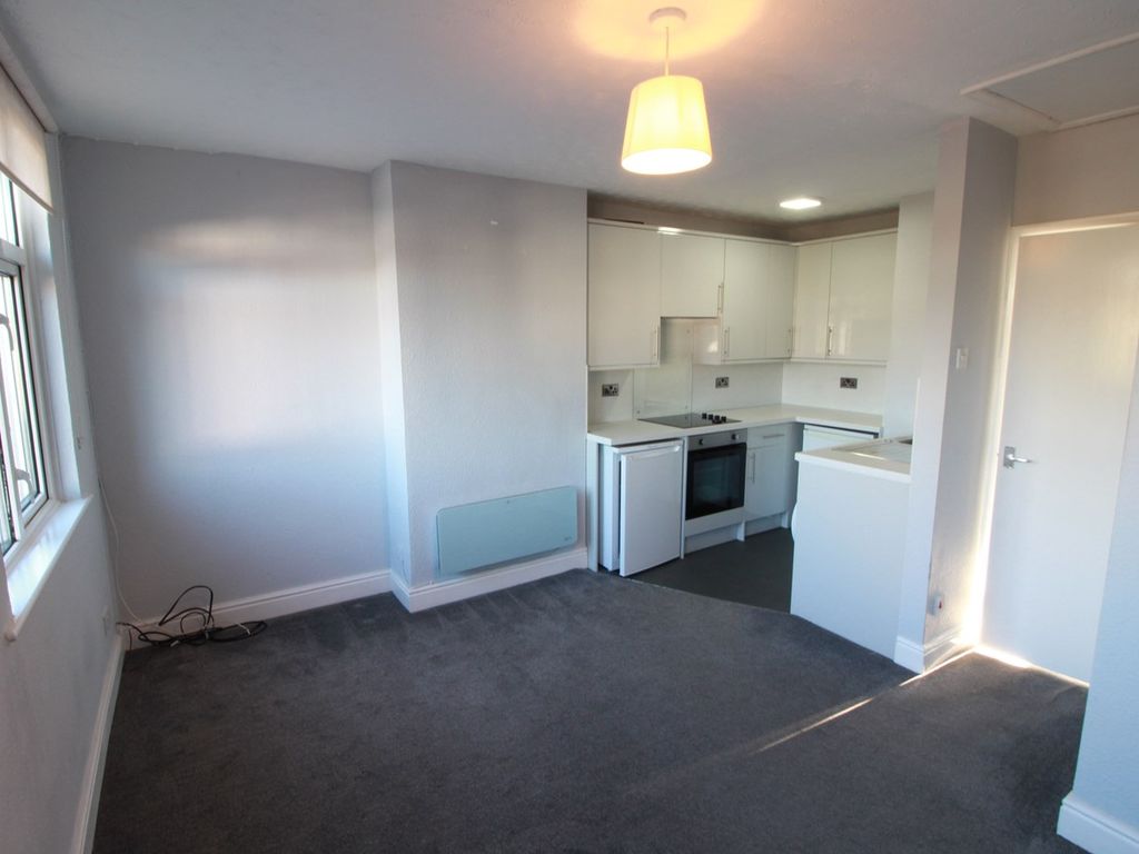 1 bed flat for sale in Feltham Road, Ashford TW15, £179,950