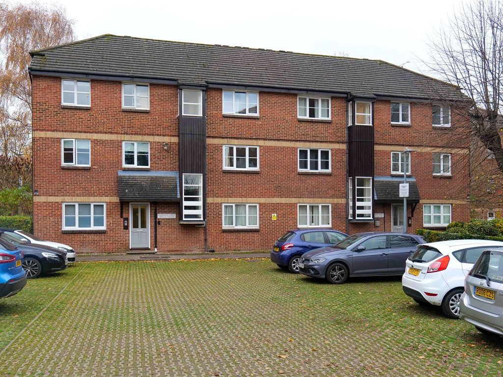 2 bed flat to rent in Muirfield Close, Reading, Berkshire RG1, £1,250 pcm