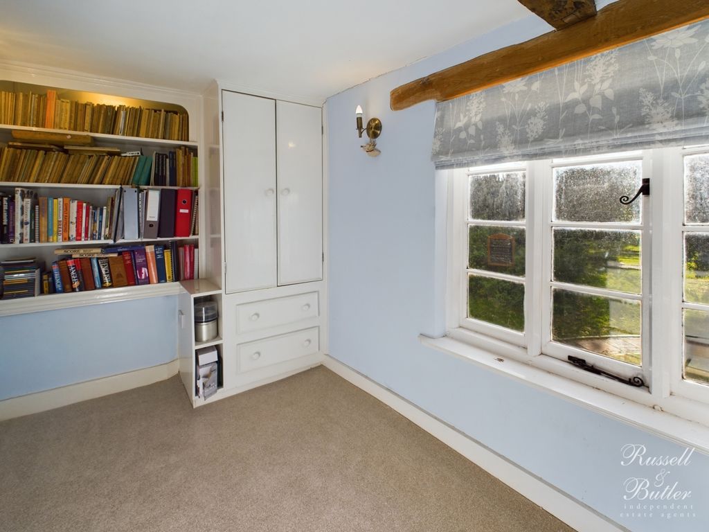 3 bed cottage for sale in Church Street, Buckingham MK18, £385,000