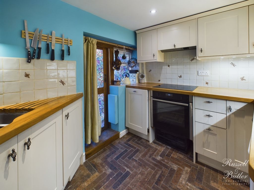 3 bed cottage for sale in Church Street, Buckingham MK18, £385,000