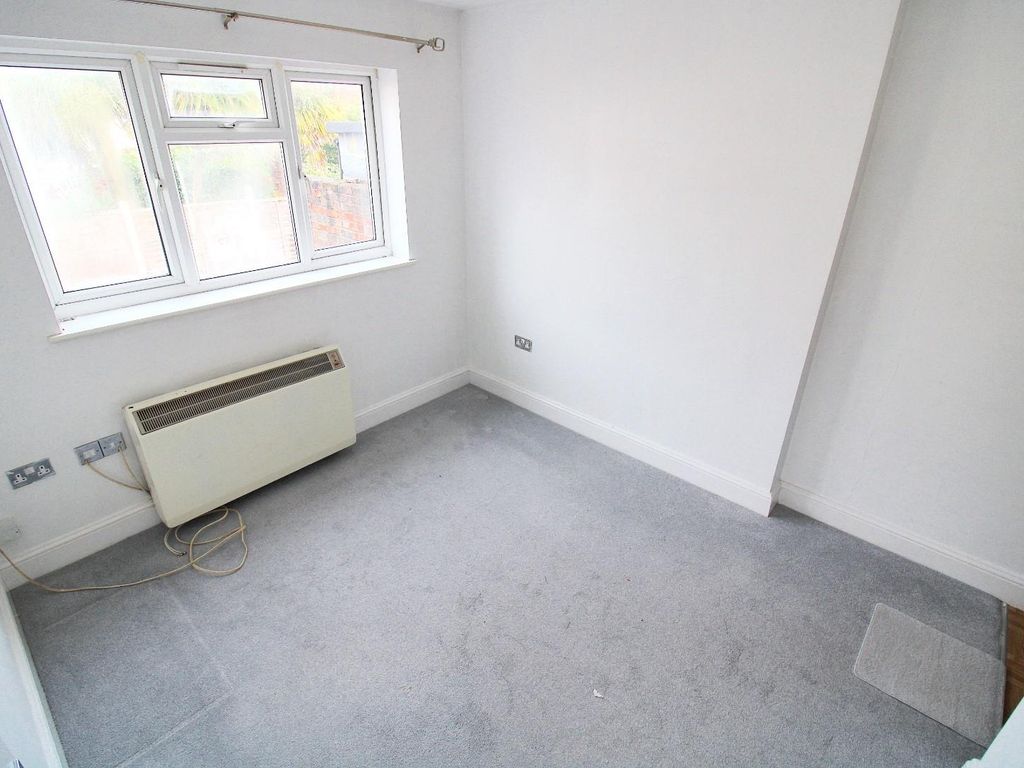 1 bed flat to rent in Midfield Parade, Barnehurst, Kent DA7, £1,300 pcm