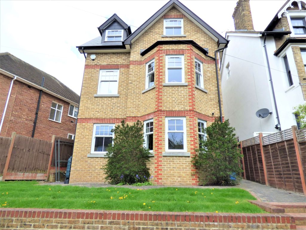 4 bed detached house to rent in Kingston Road, Leatherhead KT22, £3,200 pcm