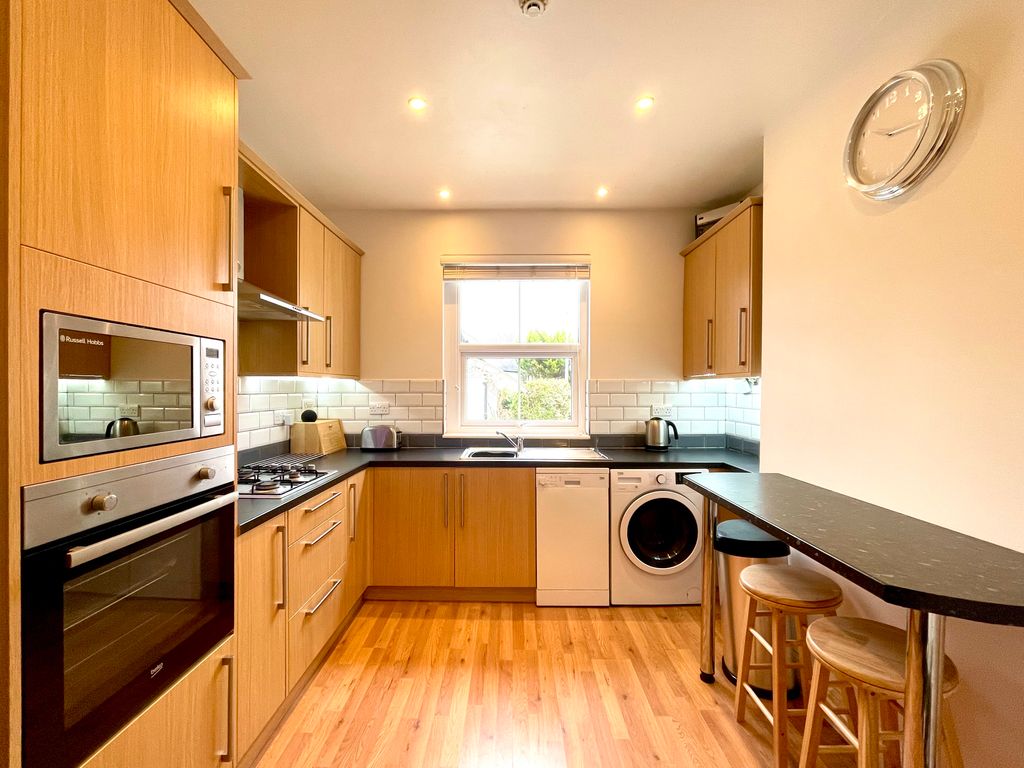 3 bed flat for sale in The Crescent, Leatherhead KT22, £299,999