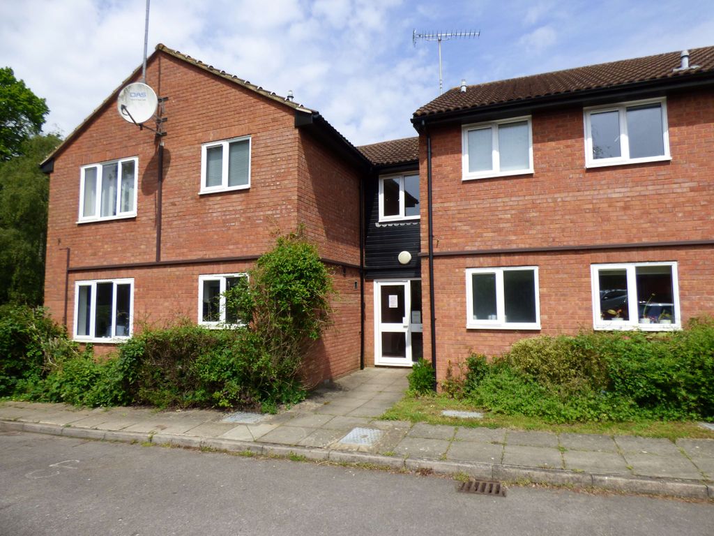 2 bed flat for sale in Church Road, Great Bookham, Bookham, Leatherhead KT23, £279,950