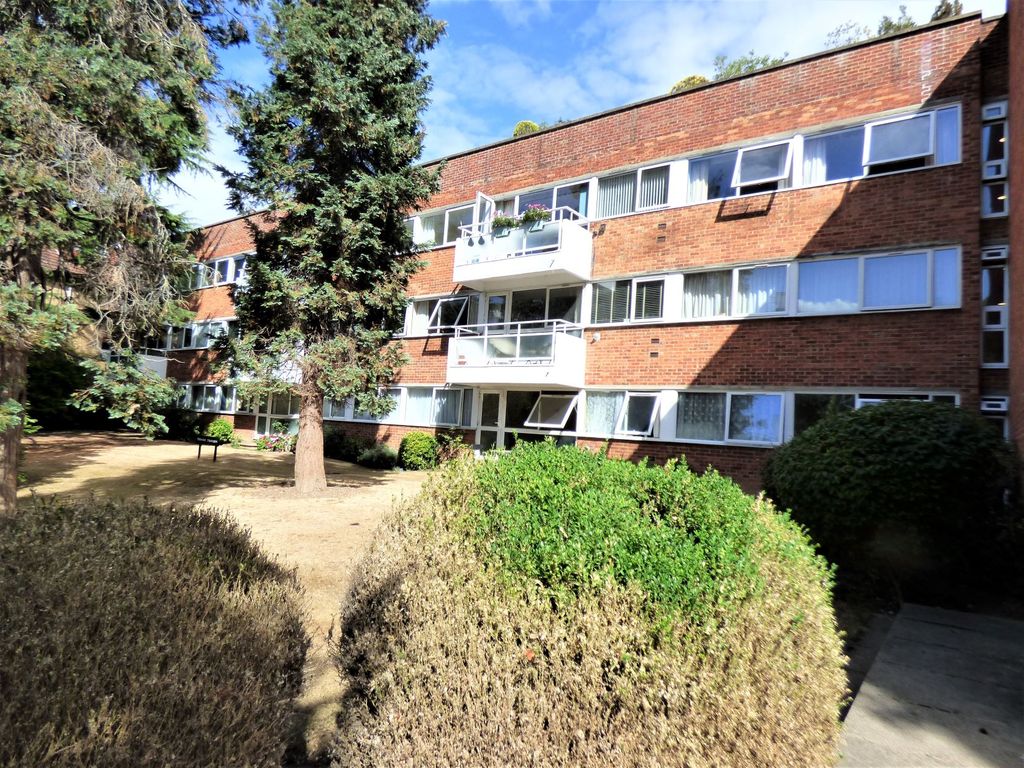 2 bed flat for sale in Patcham Court, Sutton, Surrey SM2, £339,950