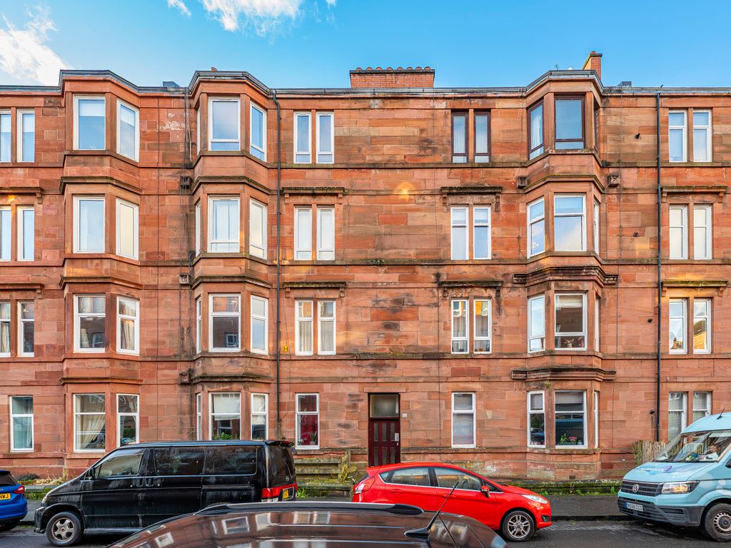 2 bed flat for sale in Dundrennan Road, Battlefield, Glasgow G42, £175,000