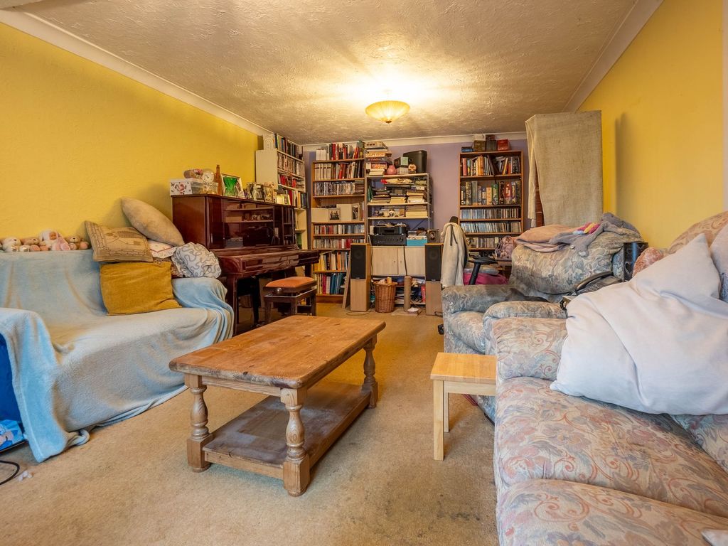 3 bed terraced house for sale in Nuns Way, Cambridge CB4, £325,000