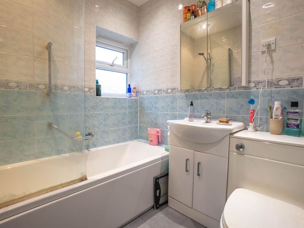 3 bed terraced house for sale in Nuns Way, Cambridge CB4, £325,000