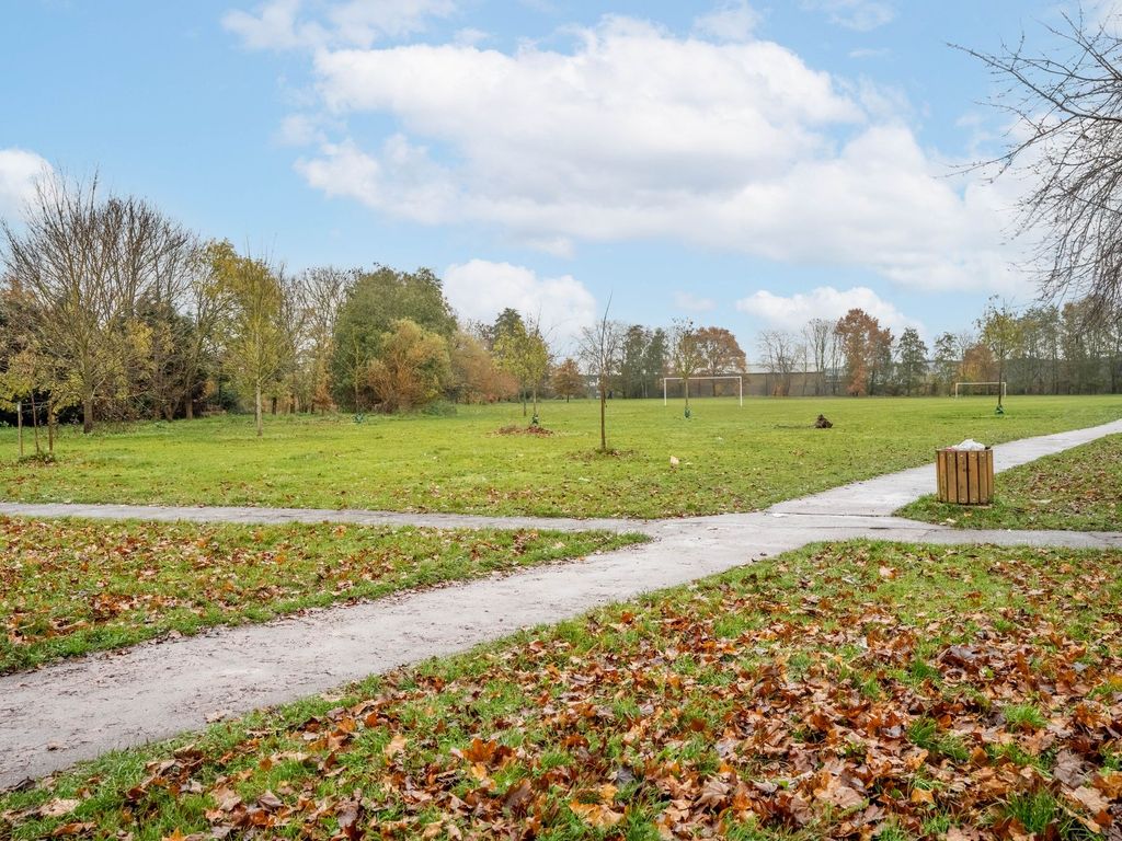 3 bed terraced house for sale in Nuns Way, Cambridge CB4, £325,000