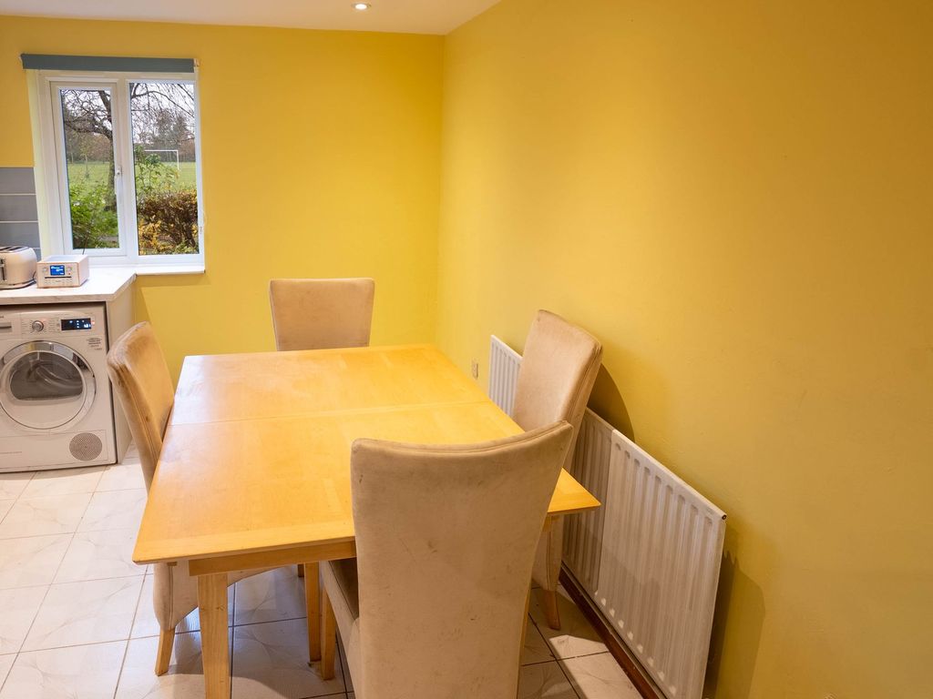 3 bed terraced house for sale in Nuns Way, Cambridge CB4, £325,000