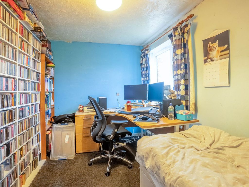 3 bed terraced house for sale in Nuns Way, Cambridge CB4, £325,000