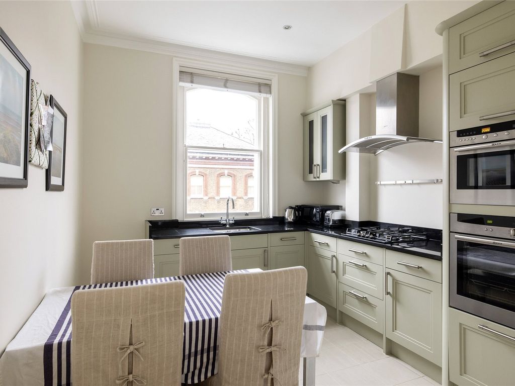 2 bed flat to rent in Roland Gardens, South Kensington SW7, £4,000 pcm