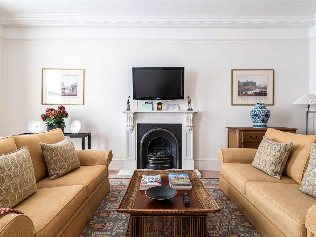 2 bed flat to rent in Roland Gardens, South Kensington SW7, £4,000 pcm