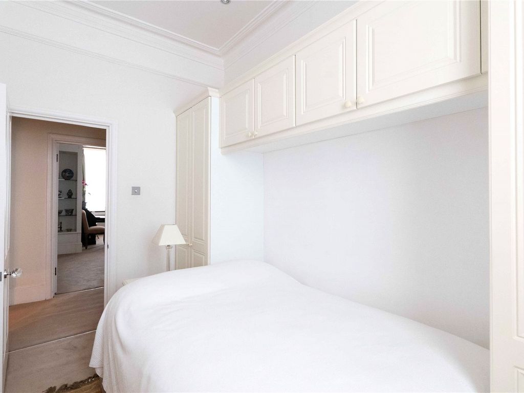 2 bed flat to rent in Roland Gardens, South Kensington SW7, £4,000 pcm