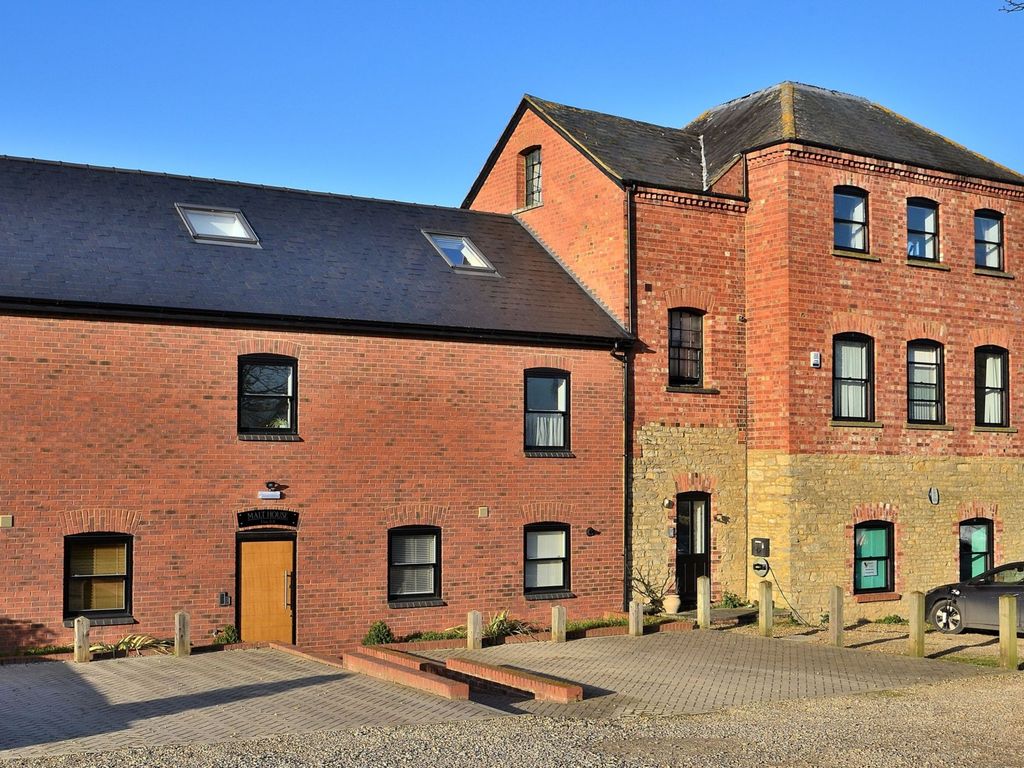 2 bed flat for sale in The Stocks, Cosgrove MK19, £235,000