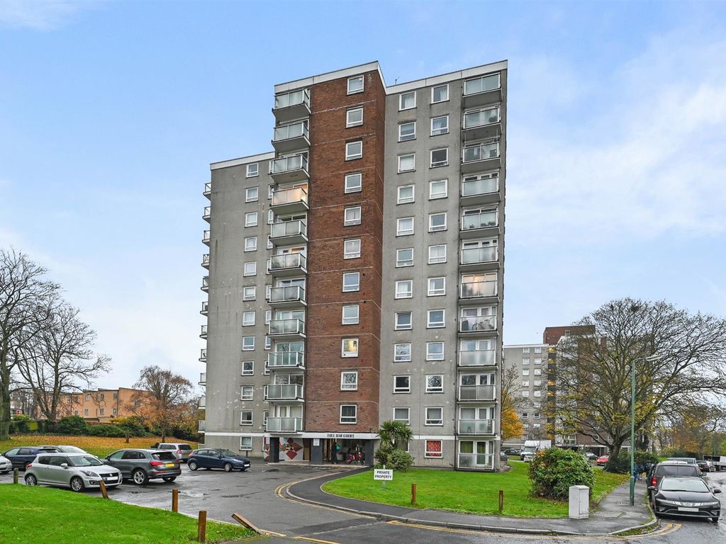 2 bed flat for sale in Basinghall Gardens, Sutton SM2, £240,000
