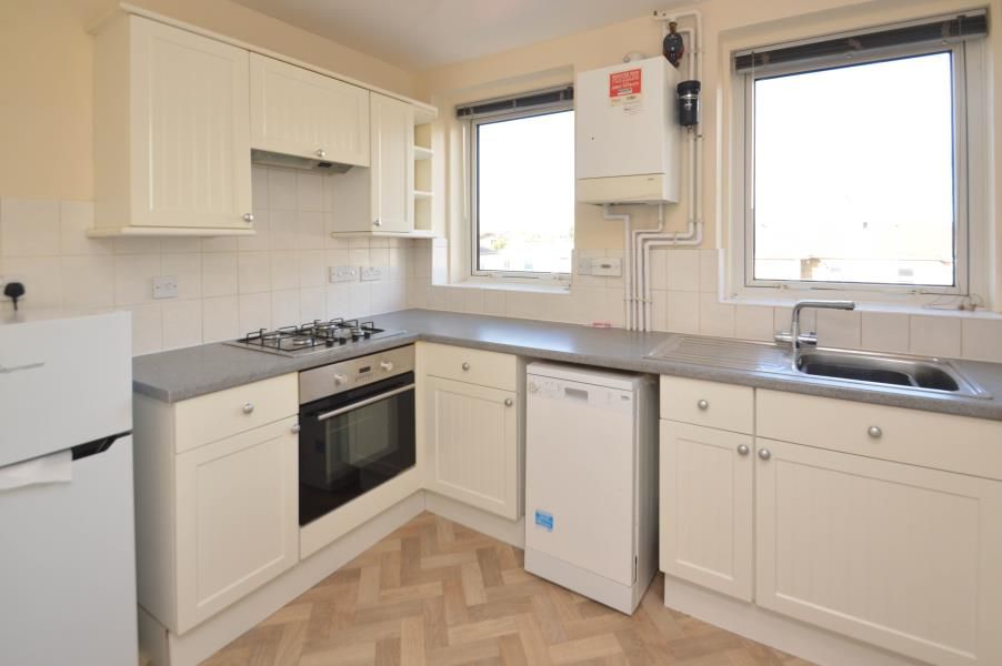 2 bed flat for sale in Clarence Road, Windsor SL4, £290,000