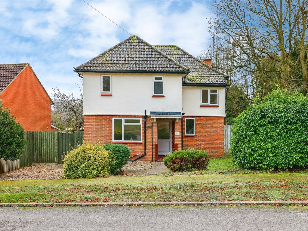 3 bed property for sale in Harefield Crescent, Netheravon, Salisbury SP4, £335,000