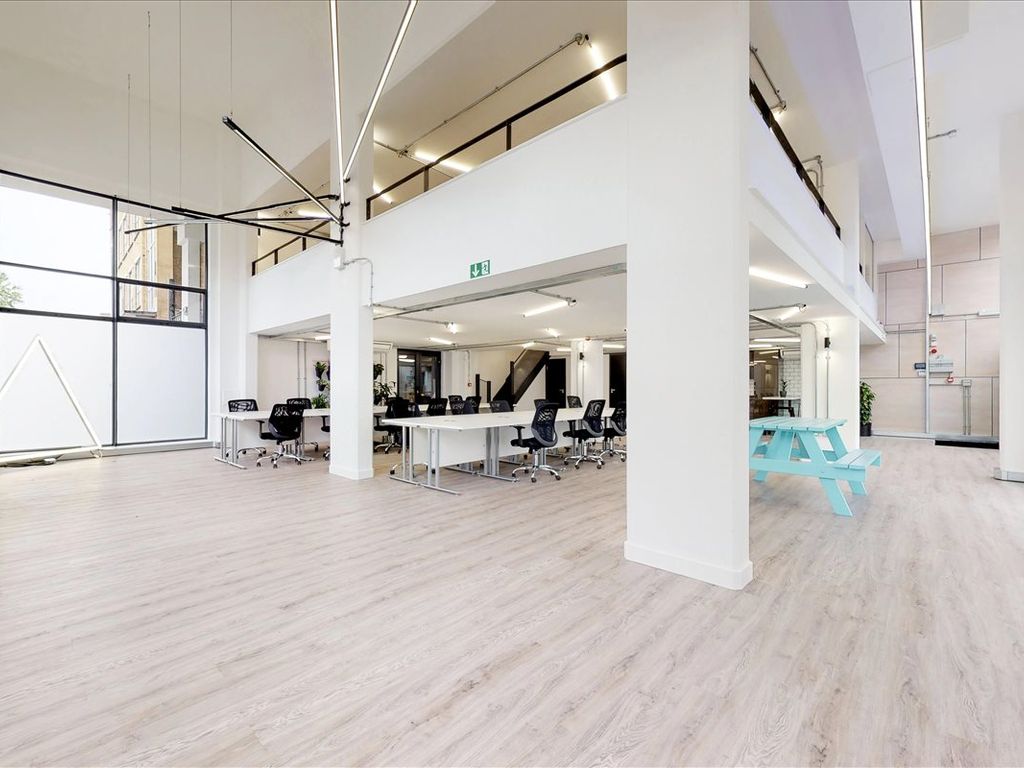 Serviced office to let in 308 Kingsland Road, London E8, £6,000 pa
