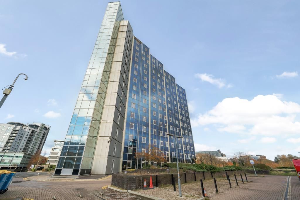 2 bed flat for sale in Basingstoke, Hampshire RG21, £350,000