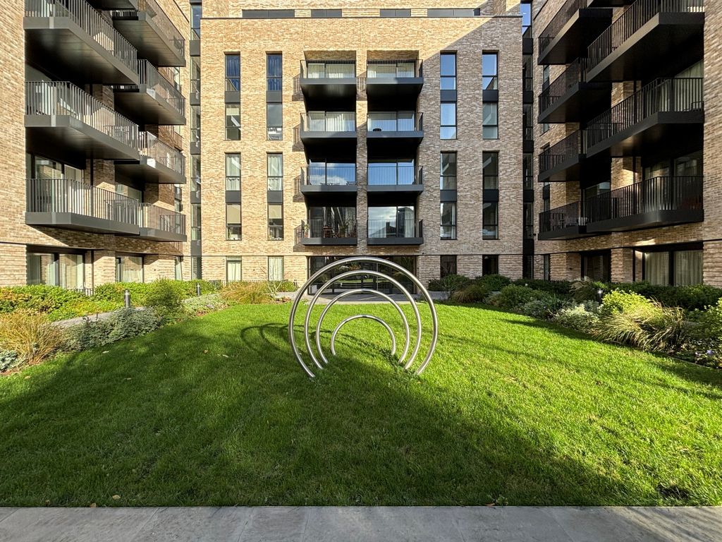 2 bed flat for sale in Carrick Yard, Fisherton Street, London NW8, £1,075,000
