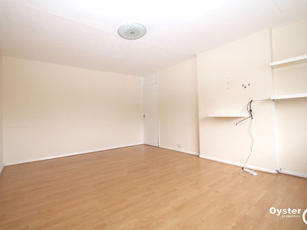 3 bed flat to rent in Rookeries Close, Feltham TW13, £1,600 pcm