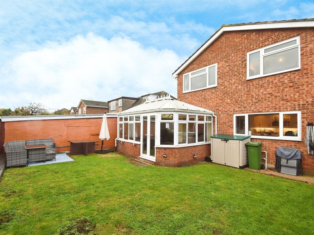 4 bed detached house for sale in Little Wheatley Chase, Rayleigh SS6, £500,000